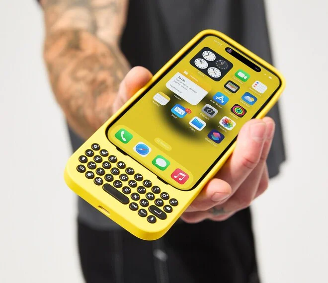 Clicks разработали для iPhone аксессуар с QWERTY-клавиатурой